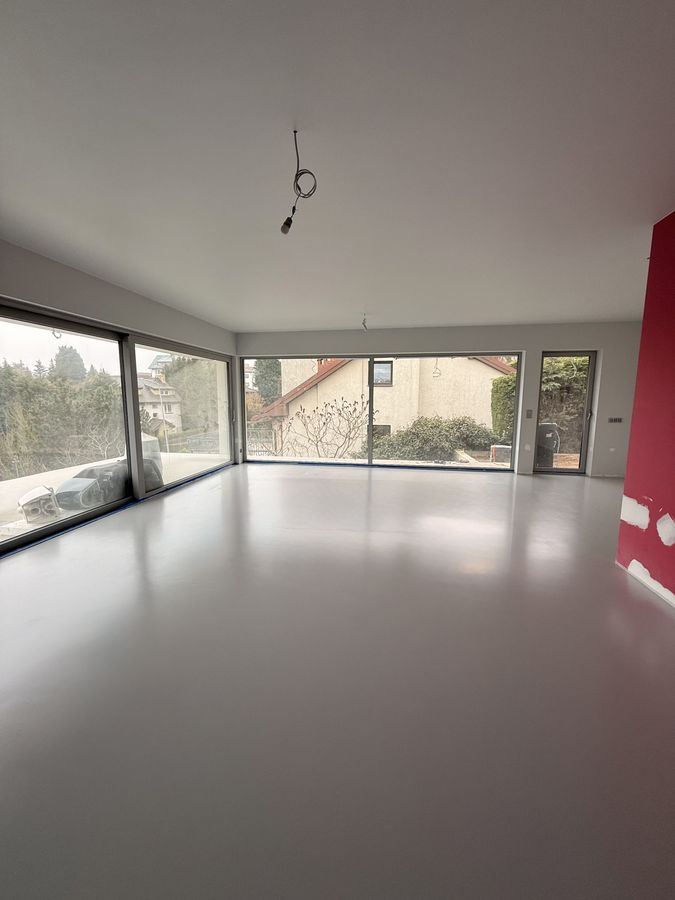 Salon z szarą posadzką żywiczną