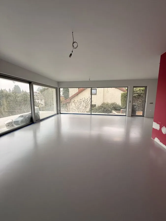 Salon z szarą posadzką żywiczną