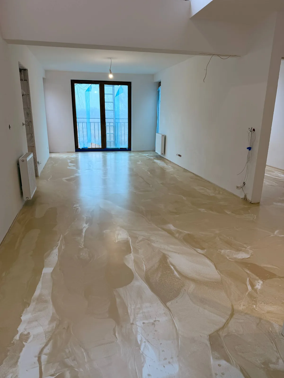 Posadzka żywiczna swirl beżowa, salon w trakcie realizacji