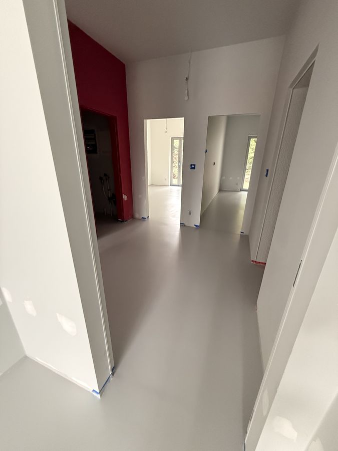 Pokój z szarą posadzką żywiczną