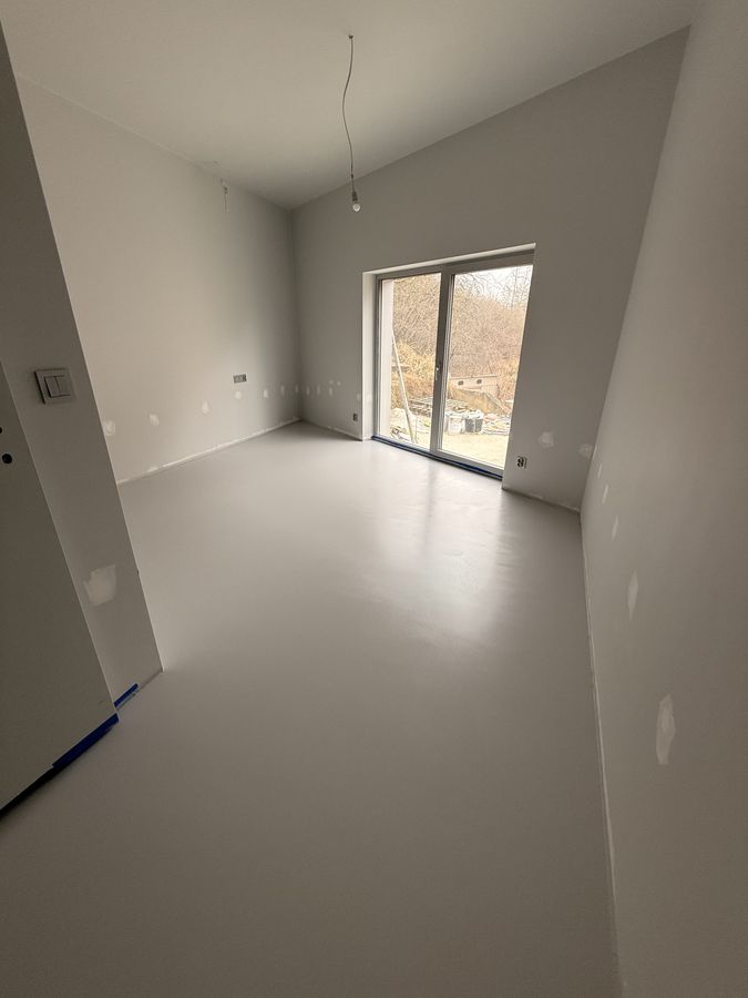 Widok przez pomieszczenia z posadzką żywiczną