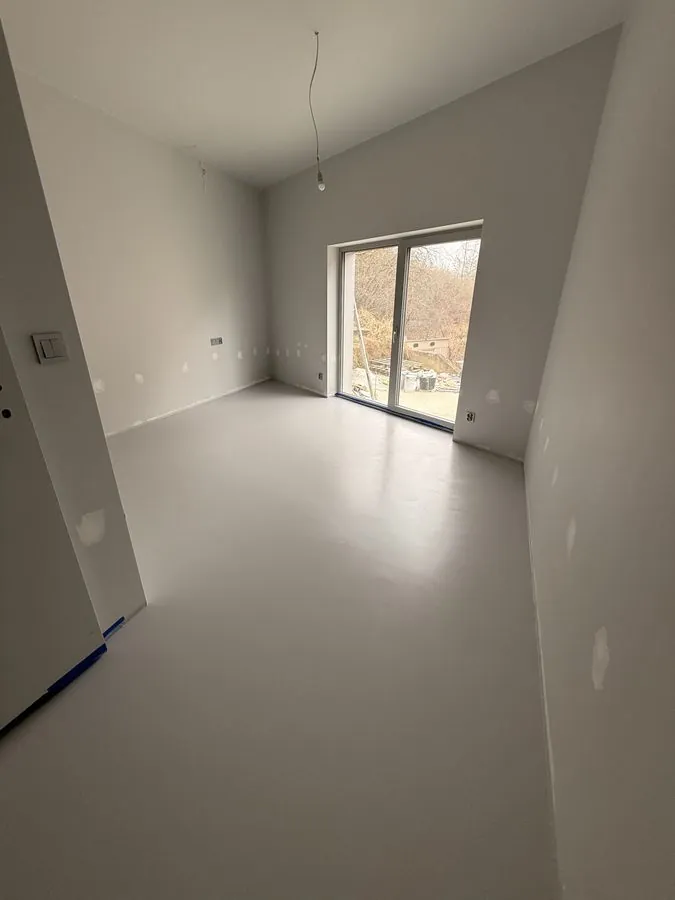 Widok przez pomieszczenia z posadzką żywiczną