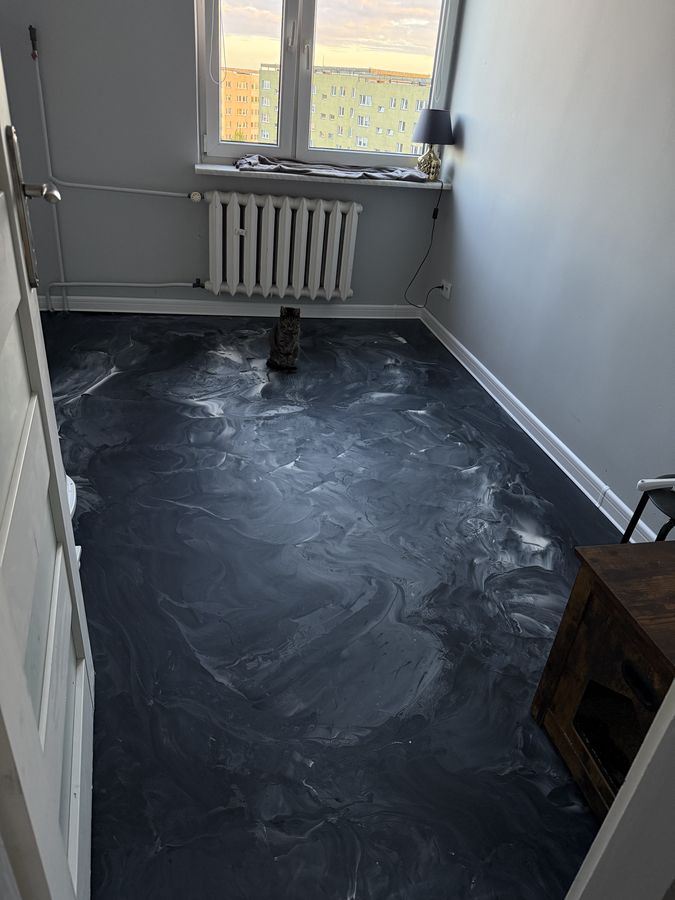 Korytarz z szarą posadzką żywiczną